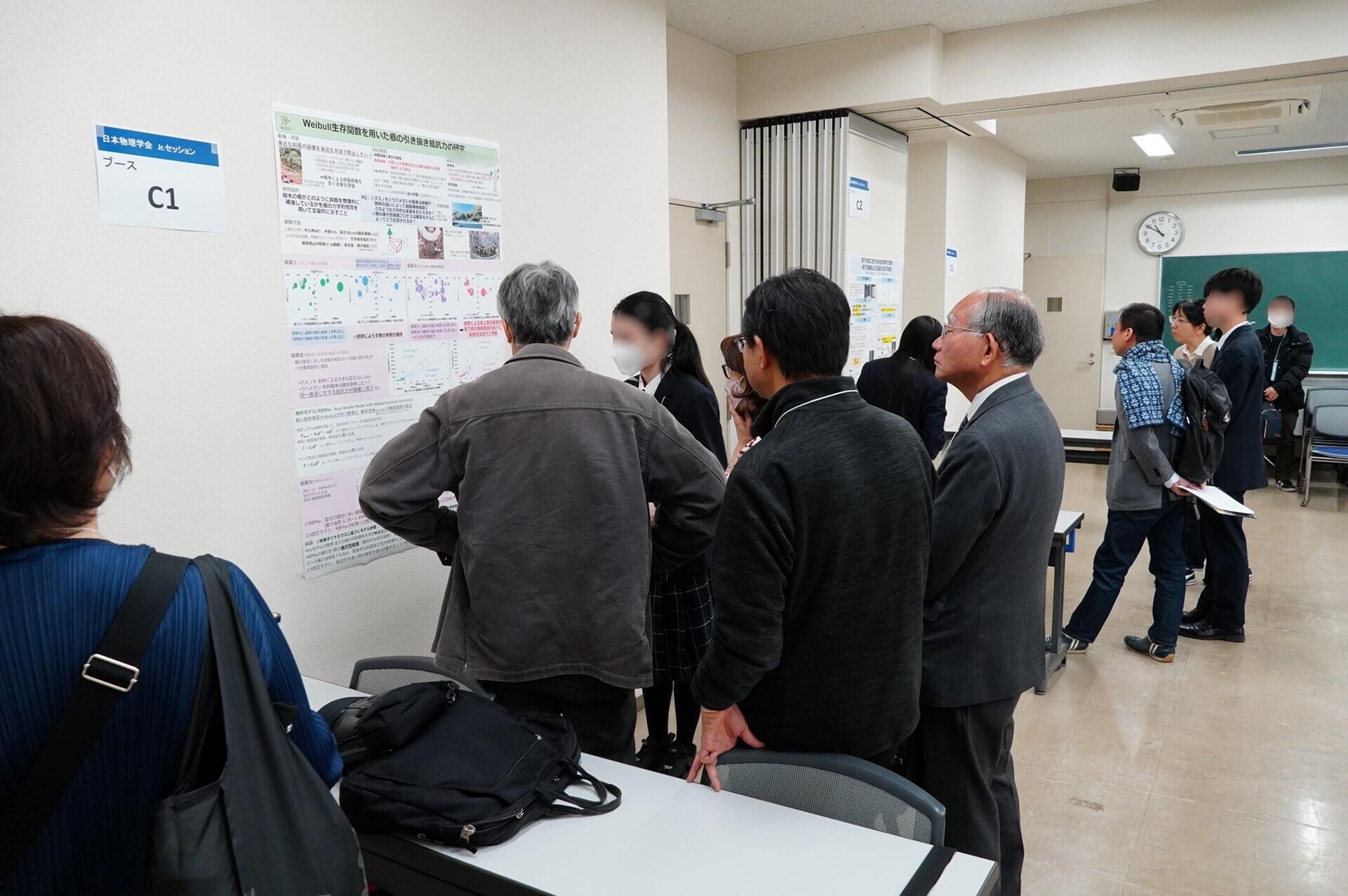 ポスター発表の様子.jpg